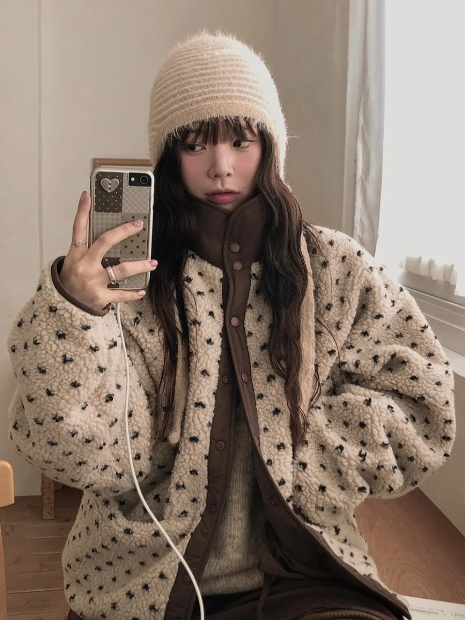 Ladies Thiened Lamb Velvet Jaet Dongda Gate Lazy Loose Sle Warm Cotton Coat Vintage Heart Pattern Double Sided Wear
Ladies Thiened Lamb Velvet Jaet Dongda Gate Lazy Loose Sle Warm Cotton Coat Vintage Heart Pattern Double Sided Wear