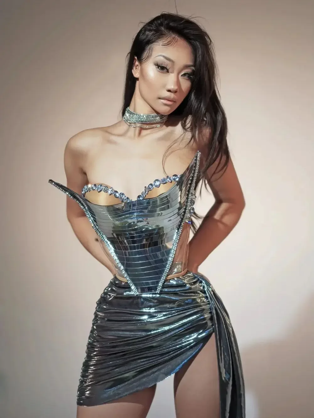 Блестящая верхняя юбка со стразами, комплект из двух предметов, женская одежда для выступлений, праздничное вечернее платье на день рождения, сценический наряд певицы
Блестящая верхняя юбка со стразами, комплект из двух предметов, женская одежда для выступлений, праздничное вечернее платье на день рождения, сценический наряд певицы