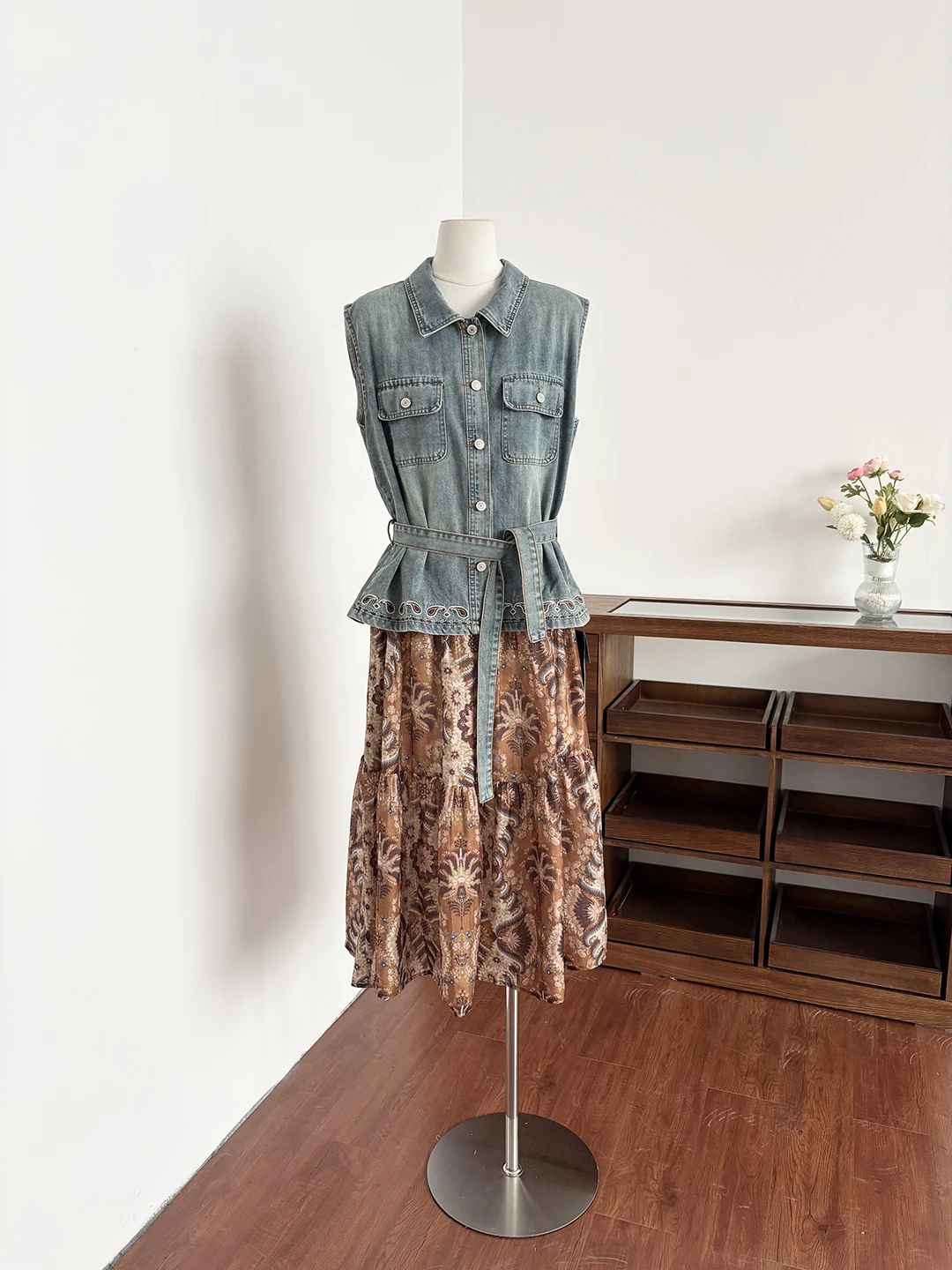 Summer 2026 Women's Fashion Blue Denim Print Dress Waist-Cinching Korean Style Splicing Design Two-Piece Set Midi Skirt
Summer 2026 Women's Fashion Blue Denim Print Dress Waist-Cinching Korean Style Splicing Design Two-Piece Set Midi Skirt