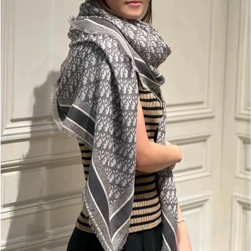 Light luxury letter jacquard square scarf 140 * 140 imitation silk wool, spring and autumn scarf shawl dual-purpose
Light luxury letter jacquard square scarf 140 * 140 imitation silk wool, spring and autumn scarf shawl dual-purpose