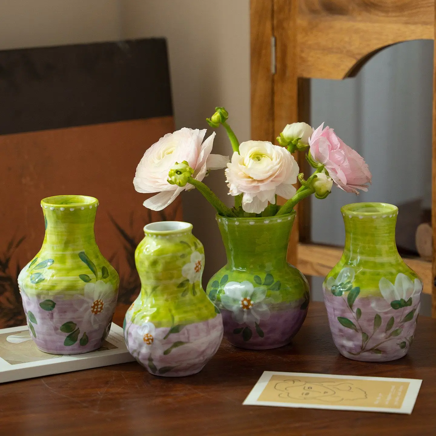 Vintage-Style French-American Ceramic Vase Hydroponic Flower Arrangements, Fresh Flowers, And Roses, A High-End Decorative Piece
Vintage-Style French-American Ceramic Vase Hydroponic Flower Arrangements, Fresh Flowers, And Roses, A High-End Decorative Piece
