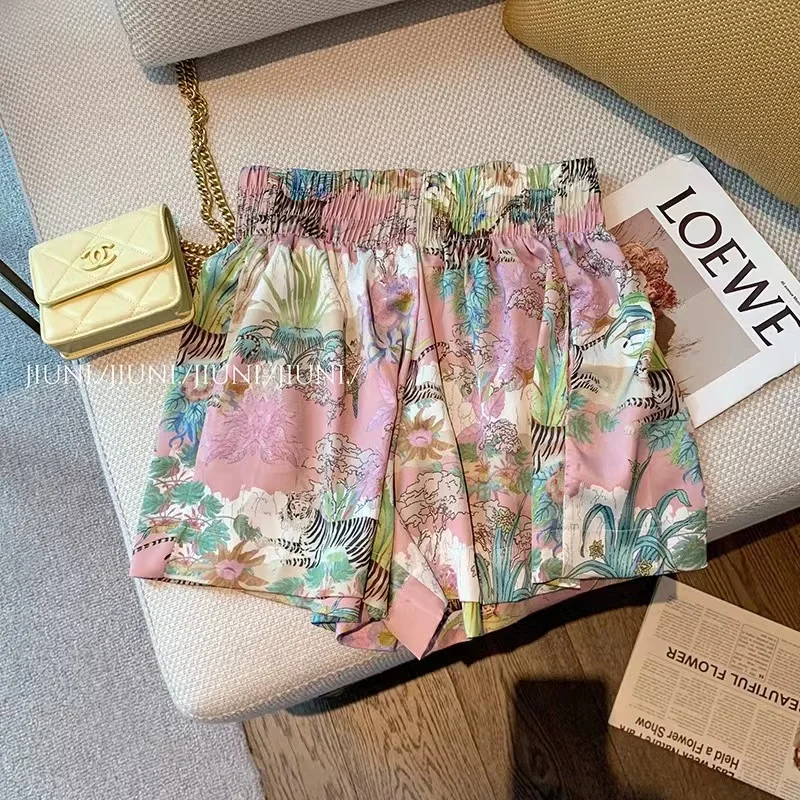 High end printed casual shorts for women's satin high waisted 2024 summer new retro loose and slimming A-line hot pants
High end printed casual shorts for women's satin high waisted 2024 summer new retro loose and slimming A-line hot pants
