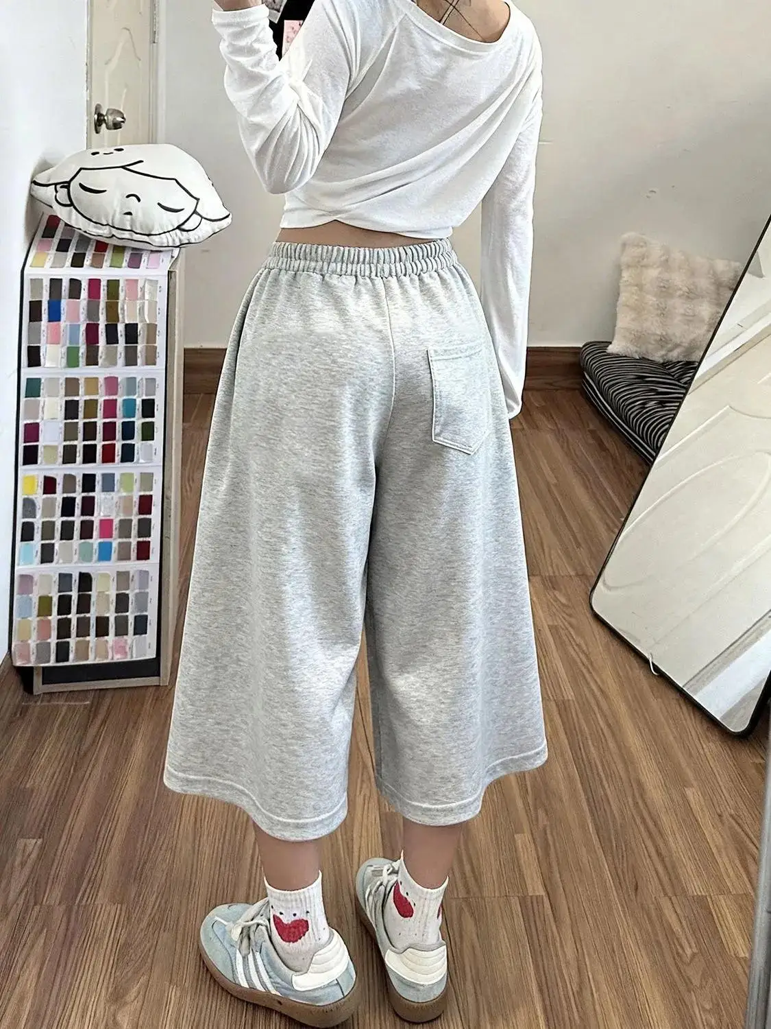 Summer 2026 Casual Sporty Seven-Foot Pants Unisex Pure Color Drawstring Elastic Waist Wide Leg Straight Cut for Couples
Summer 2026 Casual Sporty Seven-Foot Pants Unisex Pure Color Drawstring Elastic Waist Wide Leg Straight Cut for Couples