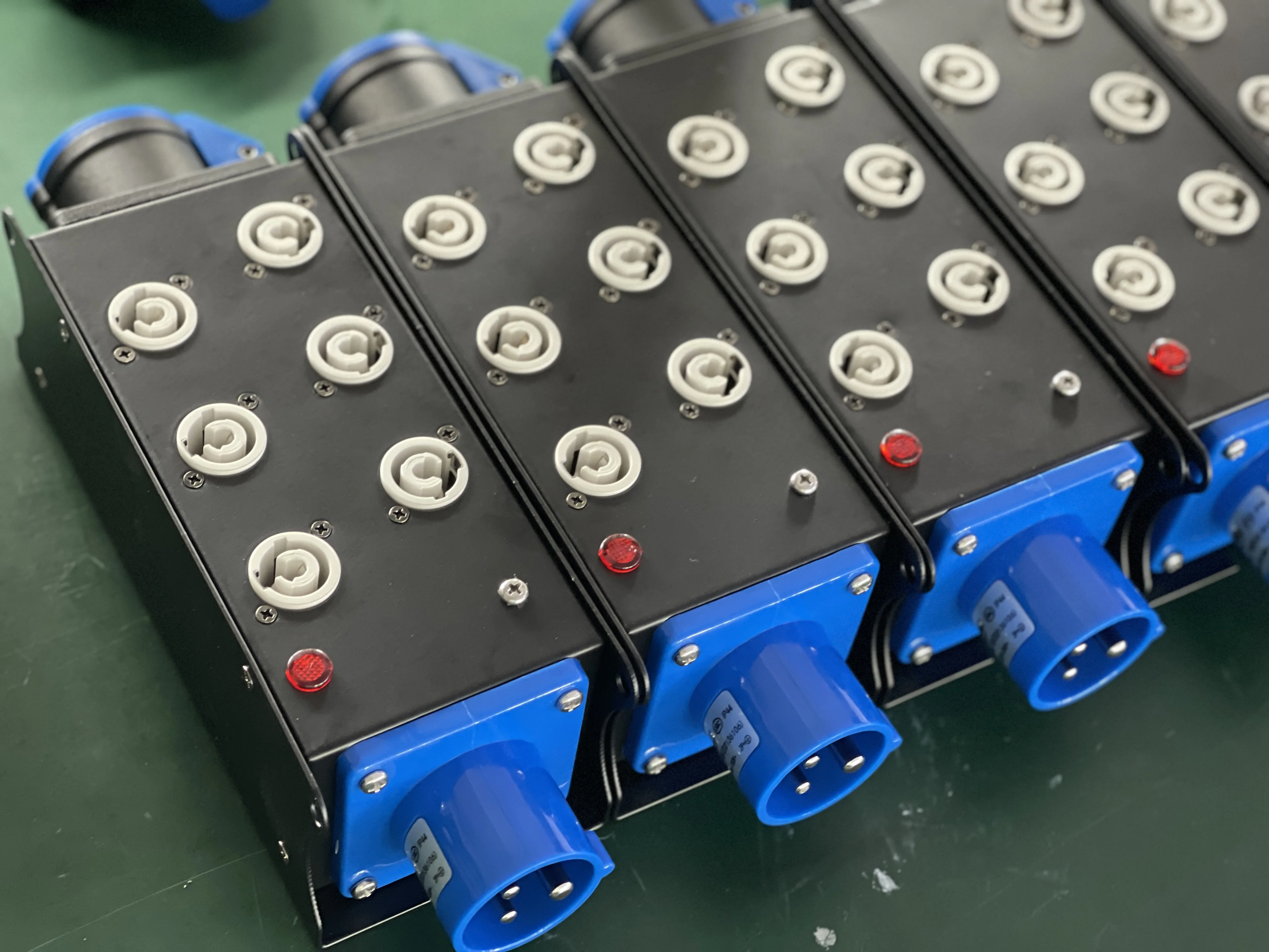 Powercon Box Distributor Equipment 230V 50Hz Powercon Box
Powercon Box Distributor Equipment 230V 50Hz Powercon Box