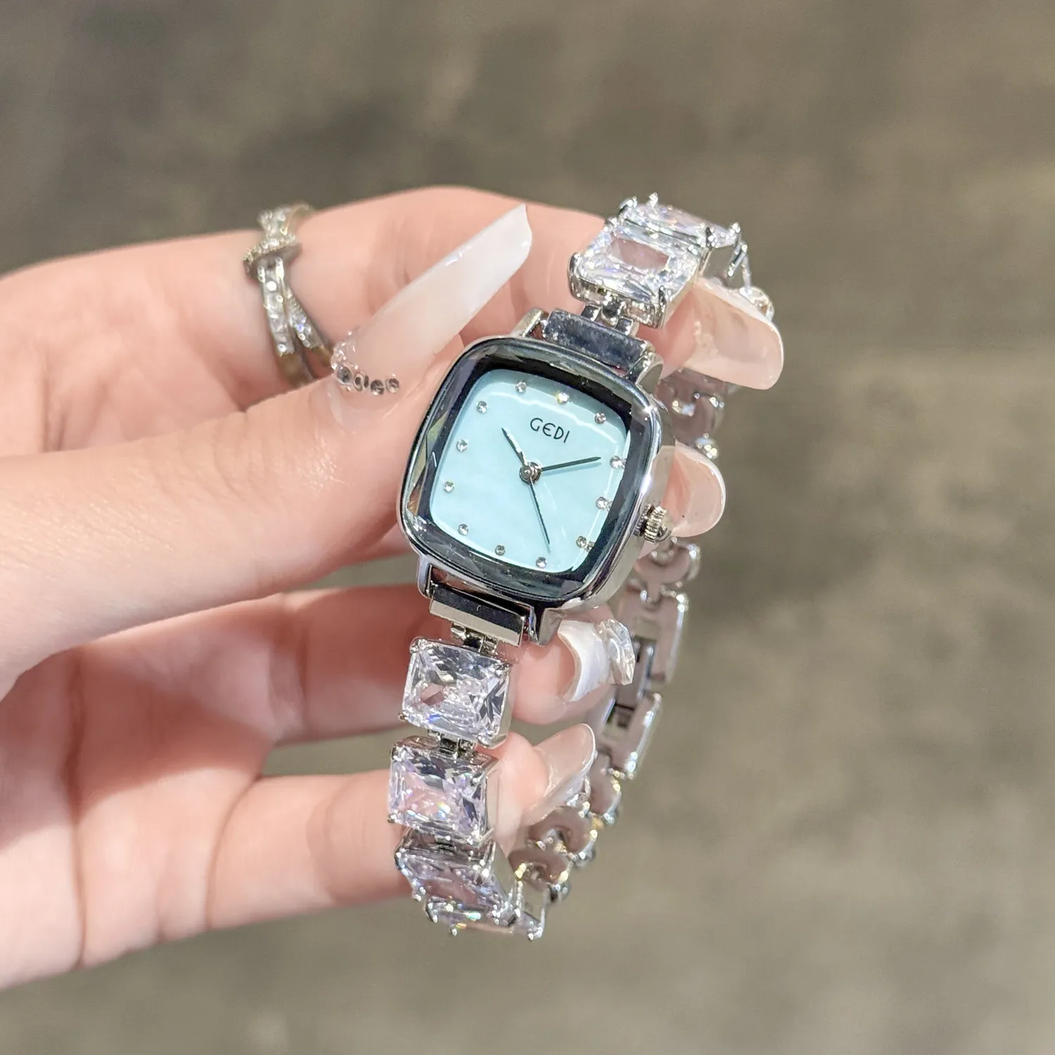 Элитные женские часы, легкая роскошь и изысканный дизайн, студенческий стиль, новая коллекция 2026 года, креативный подарок для женщин.
Элитные женские часы, легкая роскошь и изысканный дизайн, студенческий стиль, новая коллекция 2026 года, креативный подарок для женщин.