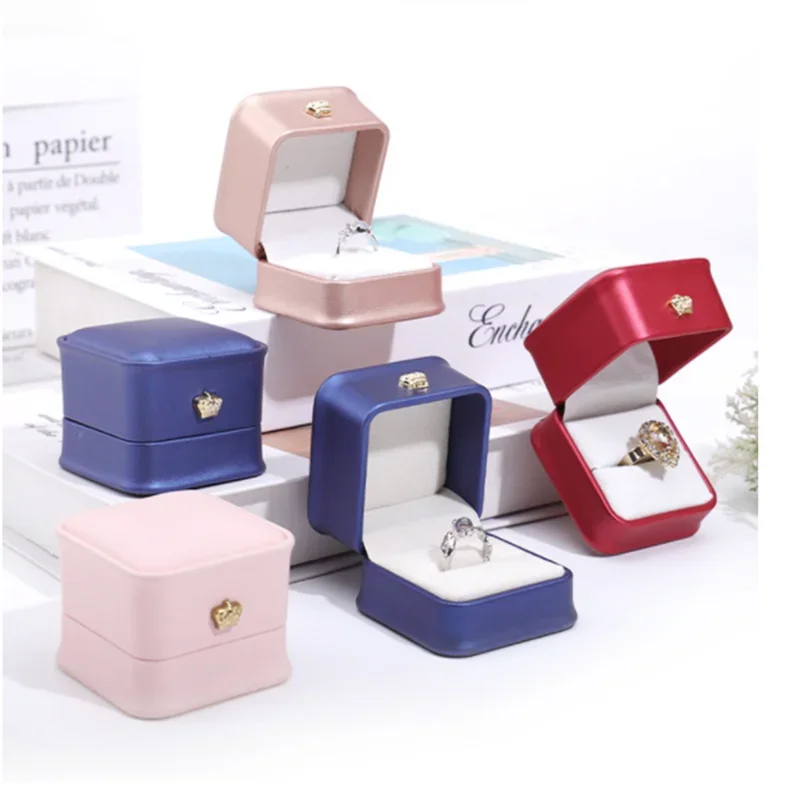 Crown waist collection PU jewelry box, jewelry ring box, rounded ear studs, earrings, jewelry packaging box, in stock
Crown waist collection PU jewelry box, jewelry ring box, rounded ear studs, earrings, jewelry packaging box, in stock