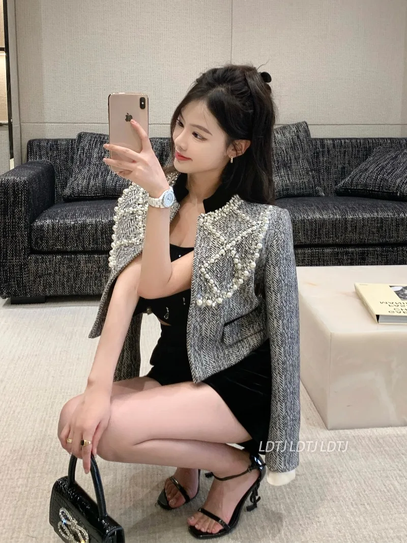 Sweet Hot Girl Pearl Wool Short Coat Women's Autumn O-neck Long-sleeved Single Breasted Short Coat Fashion Female Clothes
Sweet Hot Girl Pearl Wool Short Coat Women's Autumn O-neck Long-sleeved Single Breasted Short Coat Fashion Female Clothes