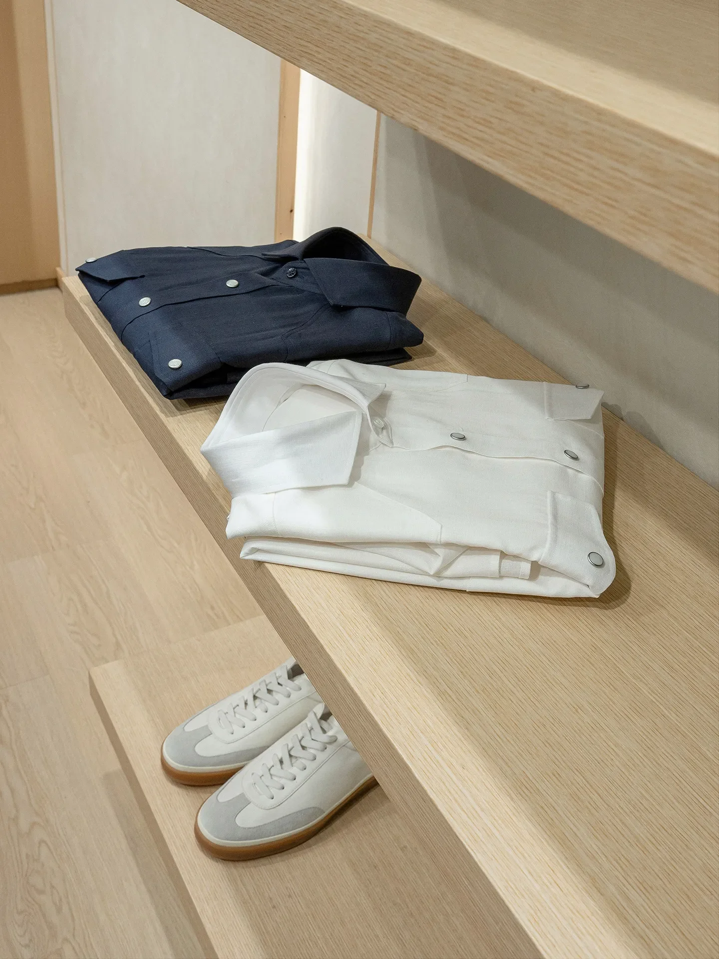 Simple and stylish men's thin lapel long-sleeved shirt
Simple and stylish men's thin lapel long-sleeved shirt