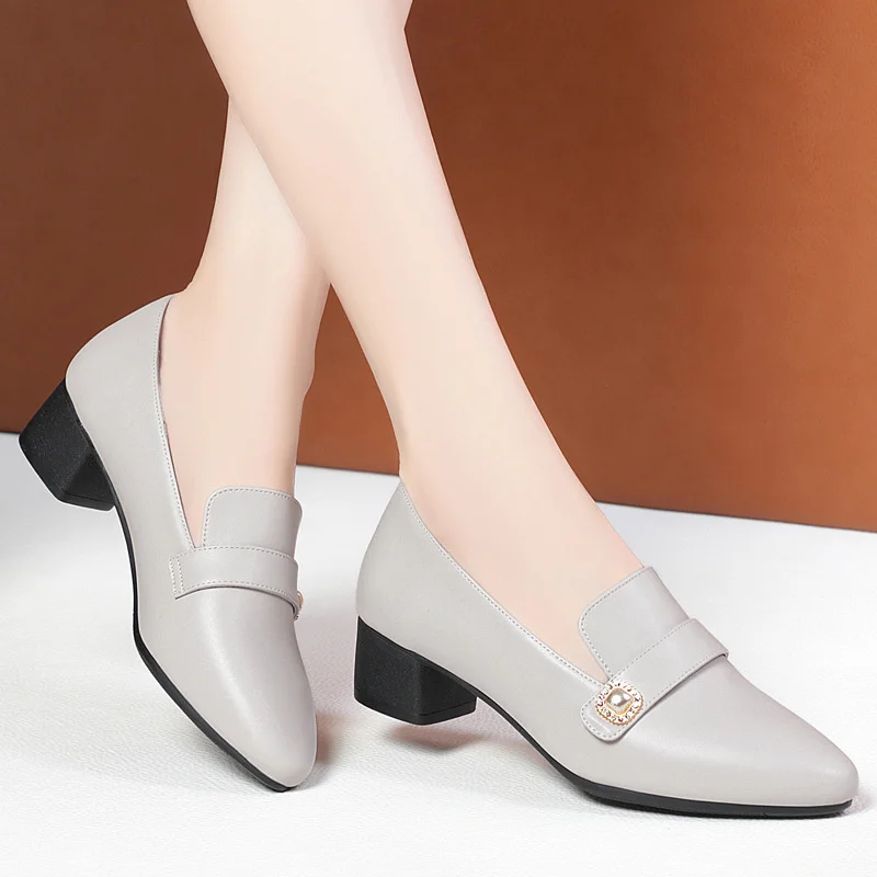 New Comfort 2024 Women Pumps Point Toe Block Heels Concise Pearl Slip-On Mules Summer Soft Leather Soft Sole Casual Shoes
New Comfort 2024 Women Pumps Point Toe Block Heels Concise Pearl Slip-On Mules Summer Soft Leather Soft Sole Casual Shoes