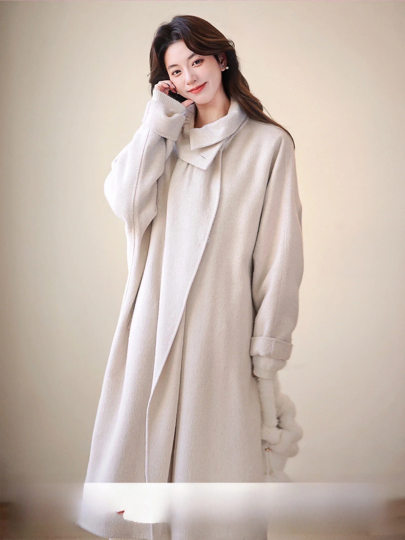 Шёлковый шерстяной пуховик Ele Long из верблюжьего пуха с винтажным воротником-лепестком, женский, класса люкс, Zhao Daxi, легкий вес, модель Year Light Jaet
Шёлковый шерстяной пуховик Ele Long из верблюжьего пуха с винтажным воротником-лепестком, женский, класса люкс, Zhao Daxi, легкий вес, модель Year Light Jaet