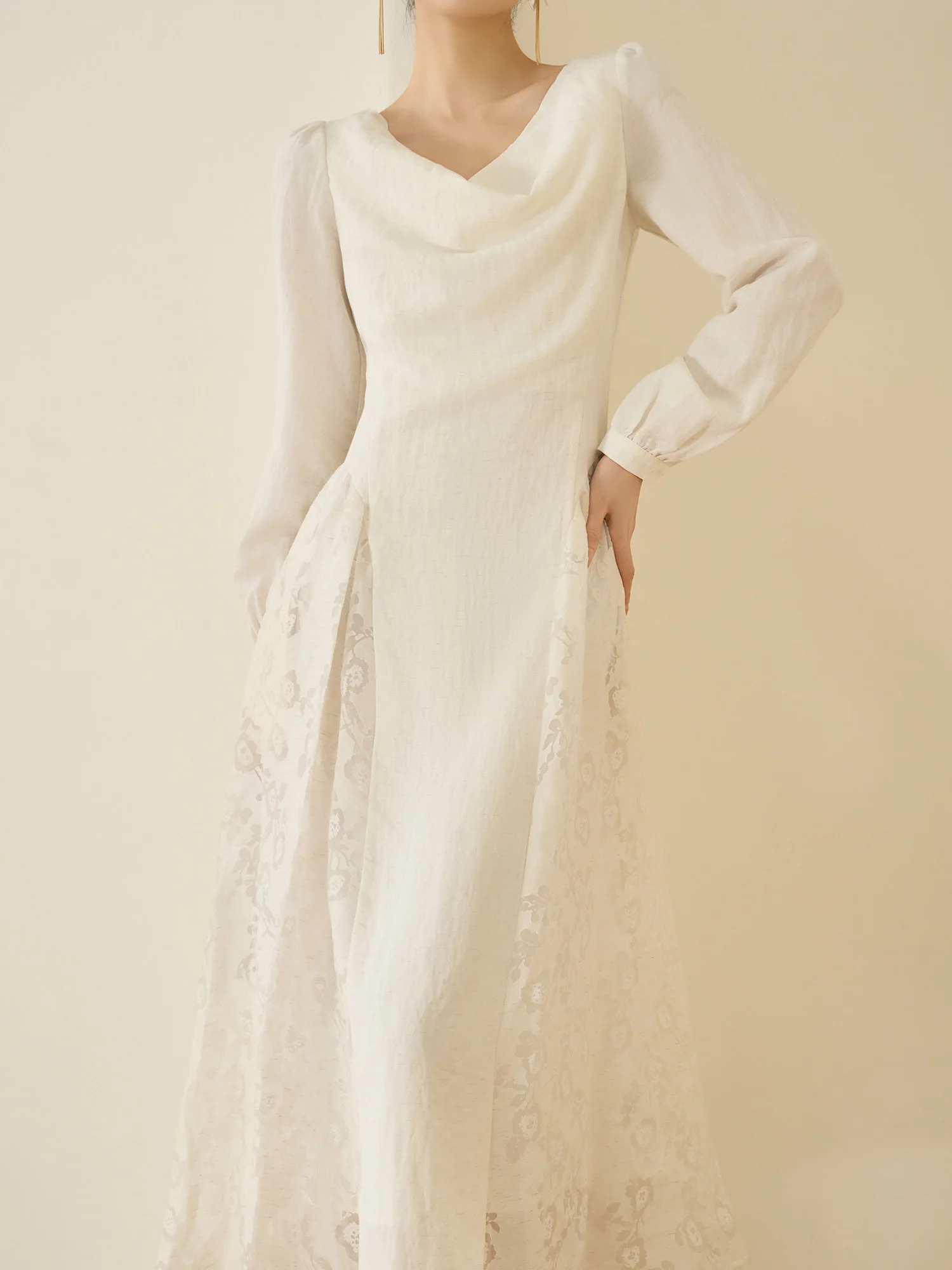 Новое женское платье с кружевными вставками и длинными рукавами, с воротником-стойкой, из струящегося полиэстера, для весеннего повседневного образа
Новое женское платье с кружевными вставками и длинными рукавами, с воротником-стойкой, из струящегося полиэстера, для весеннего повседневного образа