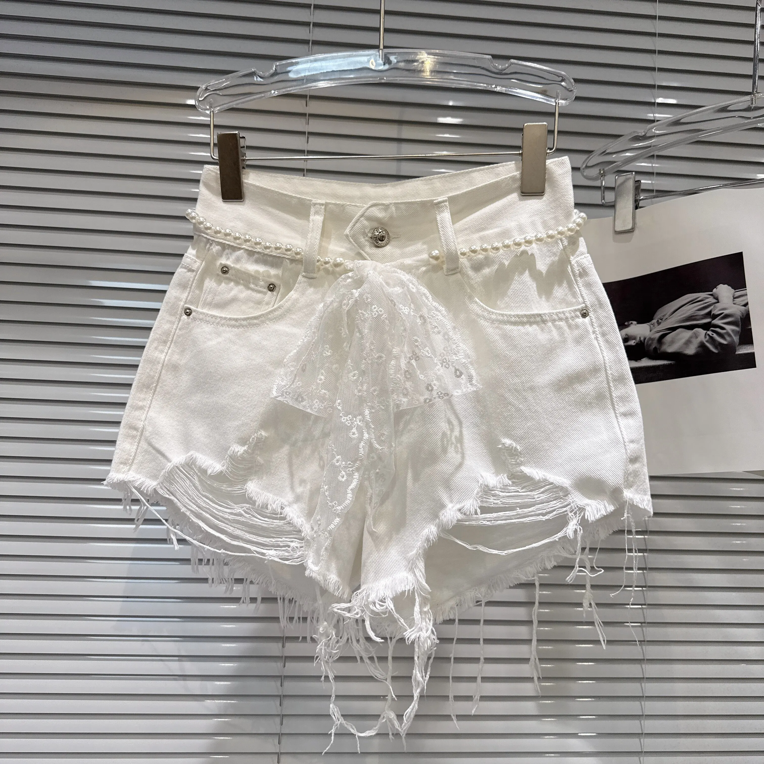 2026 Summer New Fashionable Sweet and Spicy Pearl Mesh Waist Chain Ripped Three-point Denim Shorts for Women, White Hot Pants
2026 Summer New Fashionable Sweet and Spicy Pearl Mesh Waist Chain Ripped Three-point Denim Shorts for Women, White Hot Pants