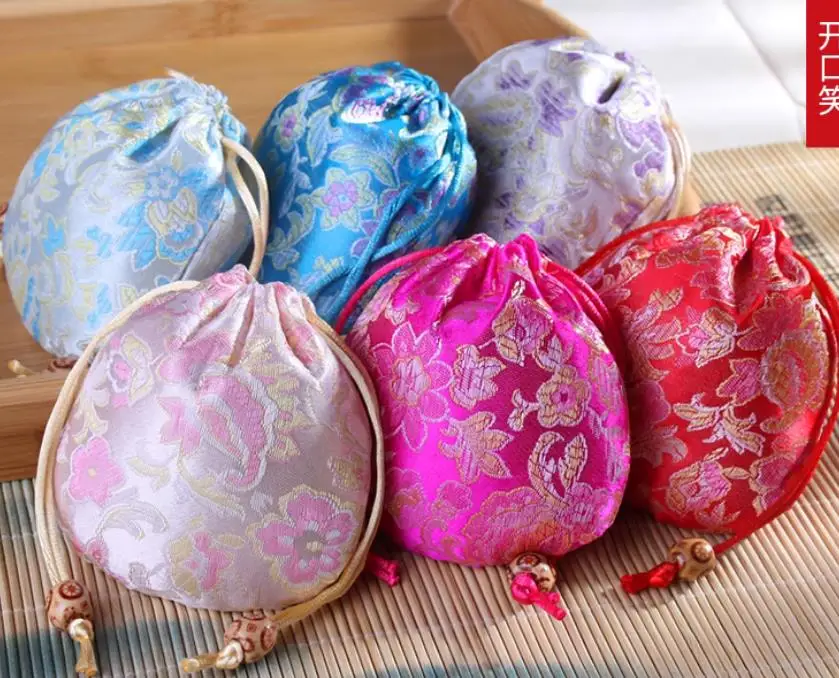 100pcs Chinese Vintage Silk Bag Jewelry Packaging Satin Mini Drawstring Round Bottom Pouches Floral Wedding Candy Gift Bags
100pcs Chinese Vintage Silk Bag Jewelry Packaging Satin Mini Drawstring Round Bottom Pouches Floral Wedding Candy Gift Bags