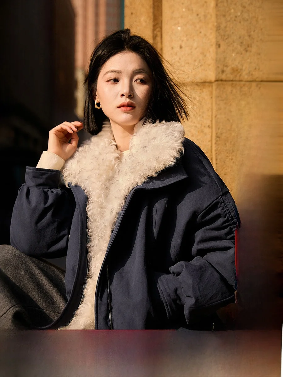 Зимнее женское пальто Carnival Night с большим меховым воротником, наполнителем из 90% гусиного пуха и кожаными вставками, с отложным воротником
Зимнее женское пальто Carnival Night с большим меховым воротником, наполнителем из 90% гусиного пуха и кожаными вставками, с отложным воротником