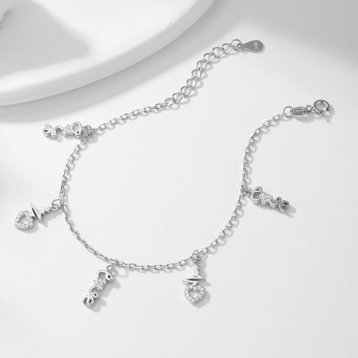 A fashionable boutique 925 sterling silver sweet couple heart-shaped set zircon chain bracelet for women's personality, temperam
A fashionable boutique 925 sterling silver sweet couple heart-shaped set zircon chain bracelet for women's personality, temperam