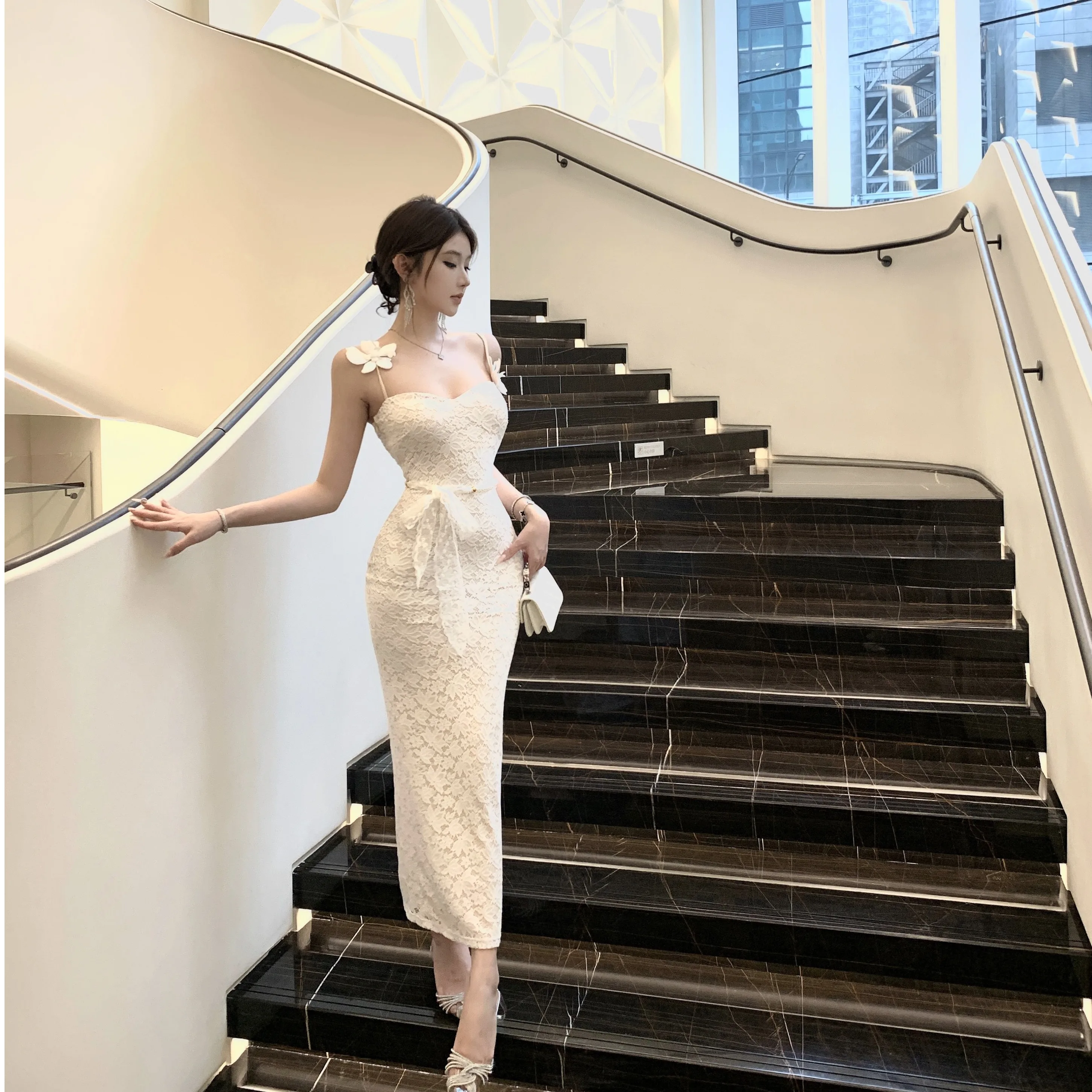 Elegant Long Lace Floral Print Dress with Waist Chain Strap Women's Slim Fit Summer New Style Commute Style Cotton Blend Skirt
Elegant Long Lace Floral Print Dress with Waist Chain Strap Women's Slim Fit Summer New Style Commute Style Cotton Blend Skirt