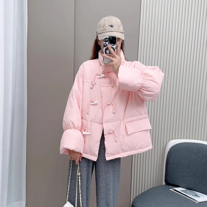 Утепленная свободная хлопковая куртка с воротником-стойкой на пуговицах для женщин, зимняя верхняя одежда, короткое пальто маленького размера, милый офисный стиль
Утепленная свободная хлопковая куртка с воротником-стойкой на пуговицах для женщин, зимняя верхняя одежда, короткое пальто маленького размера, милый офисный стиль