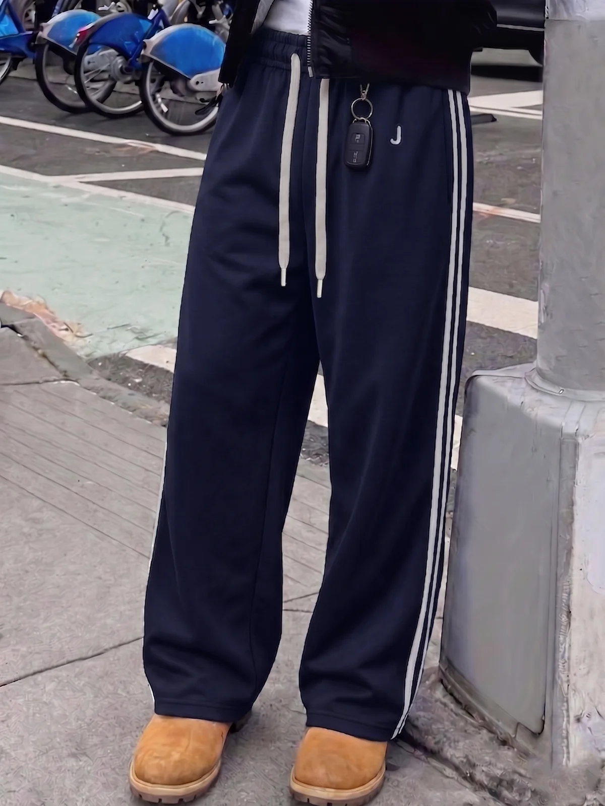 Men Side 2 Stripes Wide Leg Sweatpants, Letter J Embroidery Drawstring Elastic Waist Joggers Street Casual Daily Sport Trousers
Men Side 2 Stripes Wide Leg Sweatpants, Letter J Embroidery Drawstring Elastic Waist Joggers Street Casual Daily Sport Trousers