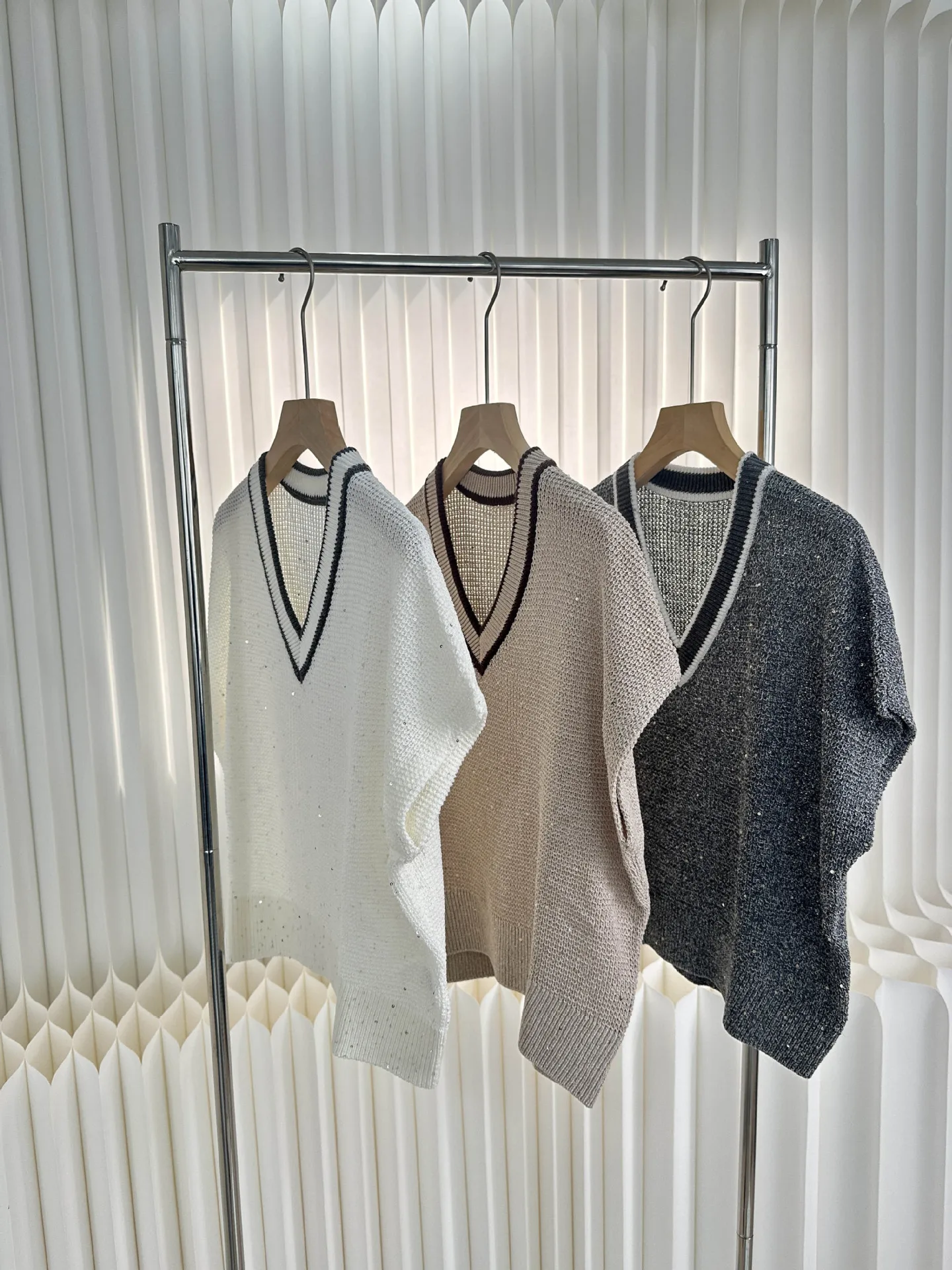 New Spring And Summer Women'S Clothing Contrast Color V-Neck Linen Short-Sleeved Sequined T-Shirt Loose Simple Slim Knitted Top
New Spring And Summer Women'S Clothing Contrast Color V-Neck Linen Short-Sleeved Sequined T-Shirt Loose Simple Slim Knitted Top
