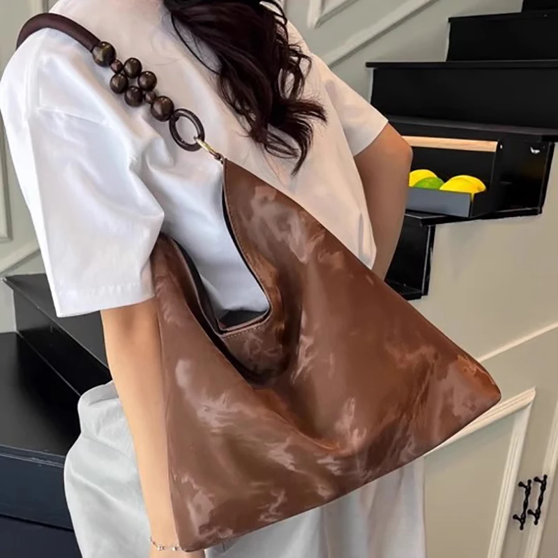 Large Capacity Retro Underarm Bags Spring And Summer Versatile Daily Commuter Tote Bag Ladies Casual Fashionable Shoulder Bag
Large Capacity Retro Underarm Bags Spring And Summer Versatile Daily Commuter Tote Bag Ladies Casual Fashionable Shoulder Bag