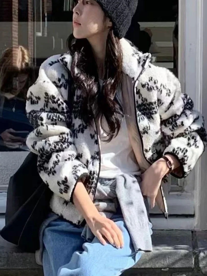 Женская хлопковая куртка с мехом ягненка в стиле ретро, зимняя хлопковая одежда с геометрическим принтом, новый дизайн, верхняя одежда Fem 
Женская хлопковая куртка с мехом ягненка в стиле ретро, зимняя хлопковая одежда с геометрическим принтом, новый дизайн, верхняя одежда Fem