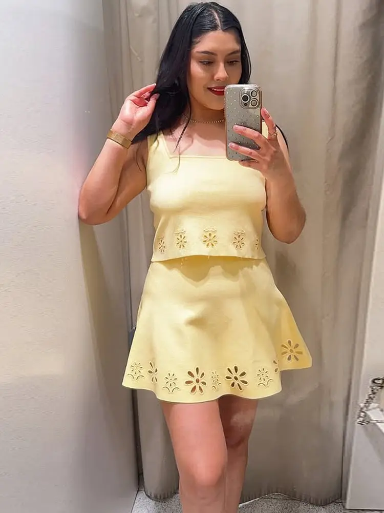 Sexy Knitted Hollow Top Skirt Women's Set Fashion Square Neck Sleeveless Shirt High Waist Mini Skirts Suit Lady Summer Chic Sets 
Sexy Knitted Hollow Top Skirt Women's Set Fashion Square Neck Sleeveless Shirt High Waist Mini Skirts Suit Lady Summer Chic Sets