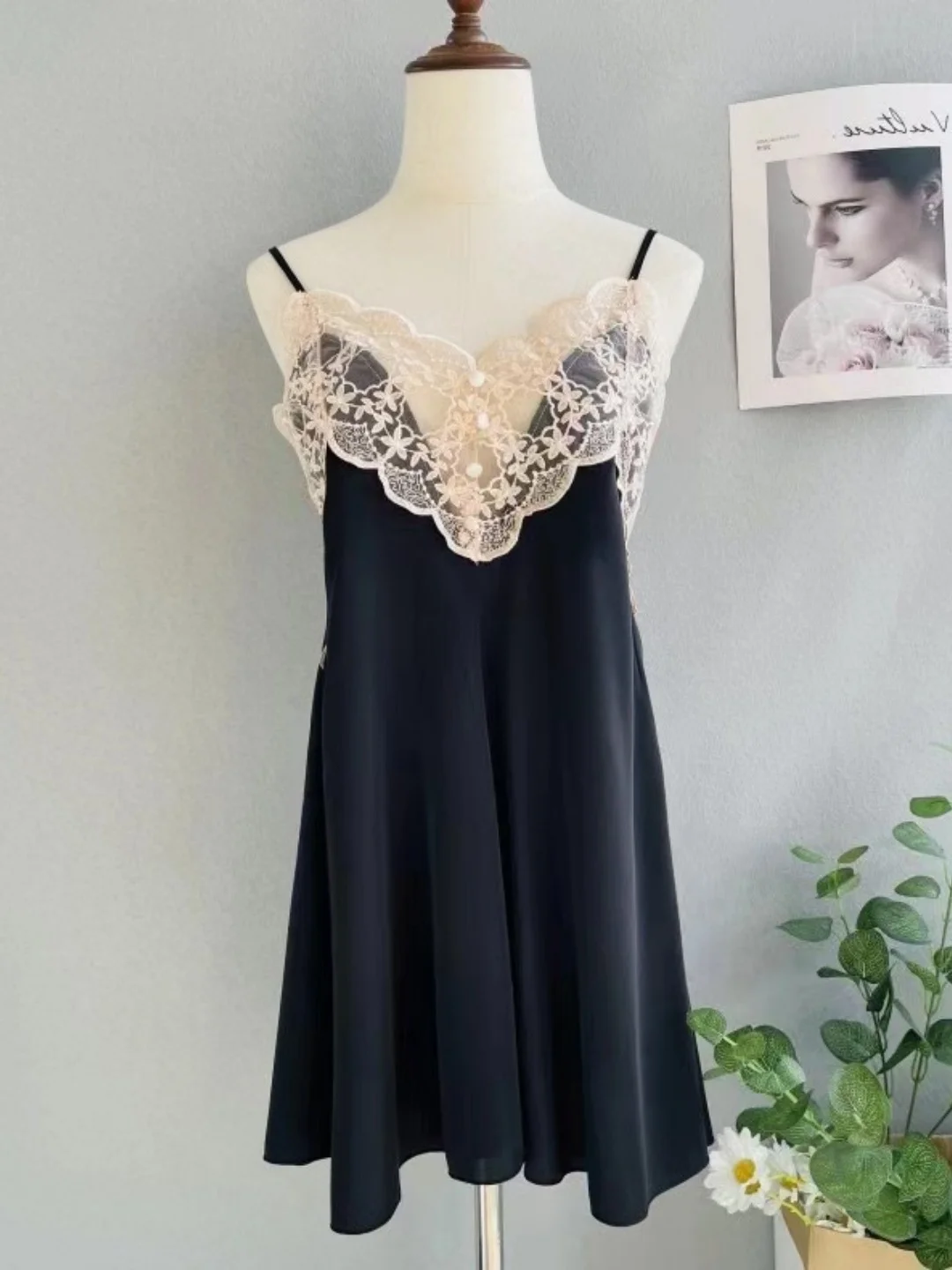 Sweet Lace Splice V-Neck Sleeveless Ice Silk Thin Backless Hollow out Sleepwear Sexy Home Clothes Mid-Length Casual Summer Ni...
Sweet Lace Splice V-Neck Sleeveless Ice Silk Thin Backless Hollow out Sleepwear Sexy Home Clothes Mid-Length Casual Summer Ni...