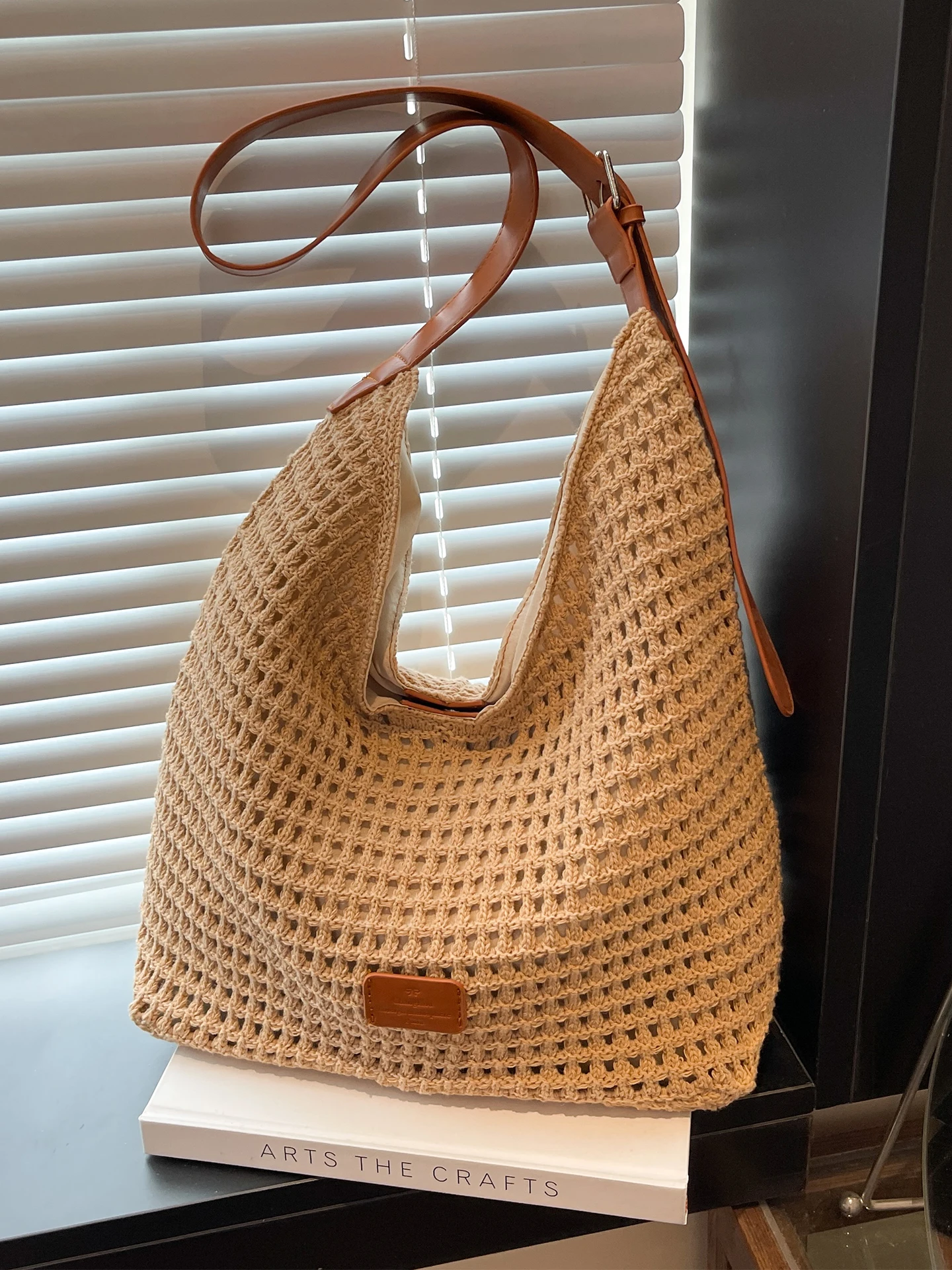 Trendy Lazy Style Knitted Wool Shoulder Bag Large Capacity Tote Bag Hollow out Commuter Bag Women's Fashion 2025 New Arrival
Trendy Lazy Style Knitted Wool Shoulder Bag Large Capacity Tote Bag Hollow out Commuter Bag Women's Fashion 2025 New Arrival