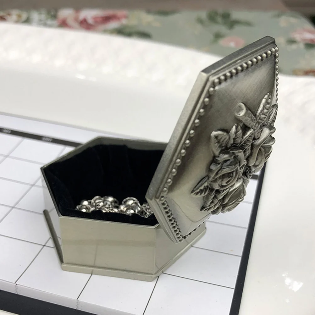 Винтажная шкатулка для драгоценностей из сплава с розовым узором, контейнер для безделушек, органайзер, декоративное хранилище для ожерелья, кольца, браслета, сережек, подарок
Винтажная шкатулка для драгоценностей из сплава с розовым узором, контейнер для безделушек, органайзер, декоративное хранилище для ожерелья, кольца, браслета, сережек, подарок