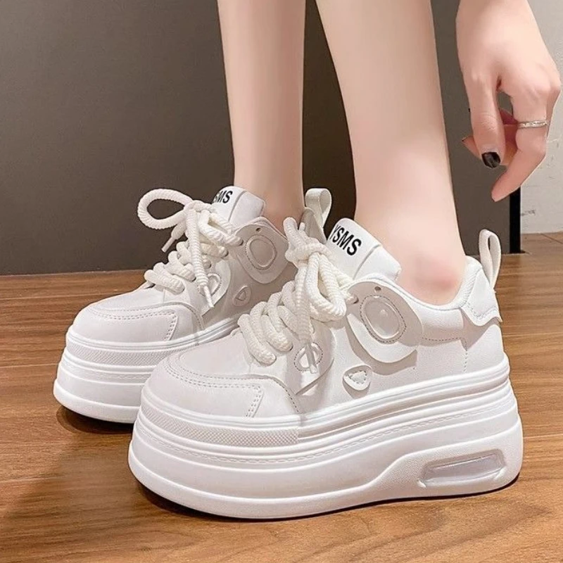 Белые женские кроссовки на массивном каблуке весна-лето 2024, универсальная повседневная обувь на толстой платформе с низким верхом и встроенным каблуком
Белые женские кроссовки на массивном каблуке весна-лето 2024, универсальная повседневная обувь на толстой платформе с низким верхом и встроенным каблуком 