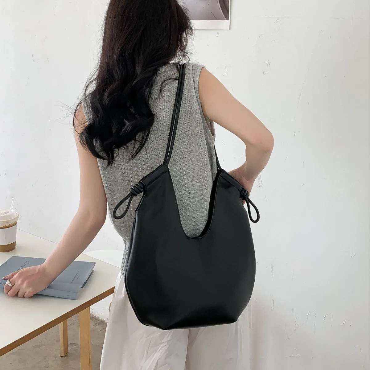 2025 New Commuter Big Bag Fashionable and Simple Soft Leather Shoulder Bag for Women
2025 New Commuter Big Bag Fashionable and Simple Soft Leather Shoulder Bag for Women