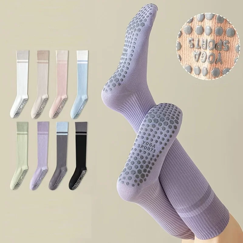 A Pair Of Non-Slip Silicone Pressure Calf Socks For Women, Suitable For Yoga And Pilates Workouts In Spring And Autumn.
A Pair Of Non-Slip Silicone Pressure Calf Socks For Women, Suitable For Yoga And Pilates Workouts In Spring And Autumn.