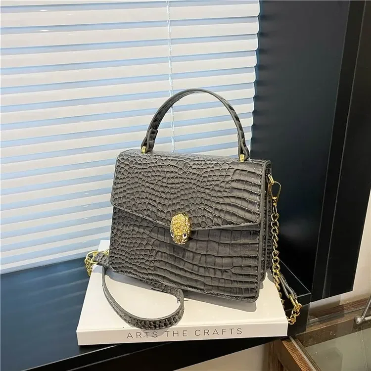 Trendy Casual Crossbody Purse Bag for Women Daily Outing with Messenger Style and Simple Solid Color
Trendy Casual Crossbody Purse Bag for Women Daily Outing with Messenger Style and Simple Solid Color