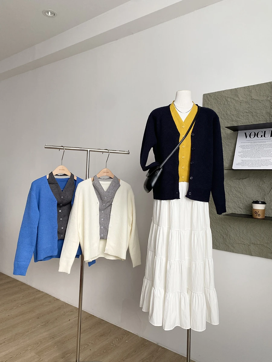 Fashionable Knitted Vest And Cardigan Set Neck Hanging Design Slimming Korean Style Autumn Winter Women's Ensemble
Fashionable Knitted Vest And Cardigan Set Neck Hanging Design Slimming Korean Style Autumn Winter Women's Ensemble