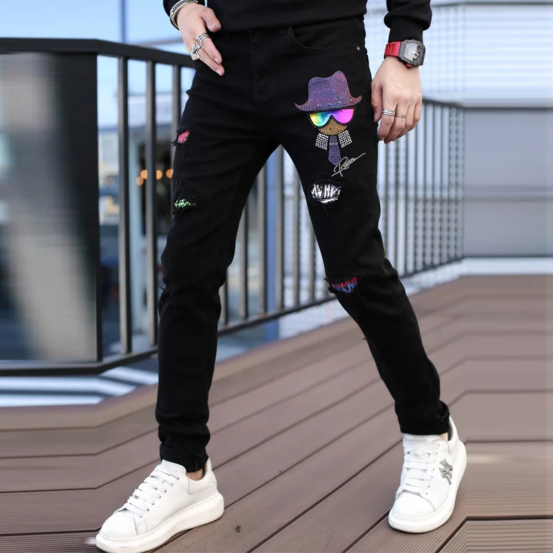 2022 Fall European Streetwear Black Washed Jeans Men Fashion Brand Portrait Hot Drill Letter Print Slim Fit Pant Jean Hombre
2022 Fall European Streetwear Black Washed Jeans Men Fashion Brand Portrait Hot Drill Letter Print Slim Fit Pant Jean Hombre