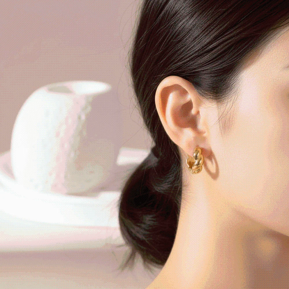 1 pair 18K PVD Gold Plated Twisted Mini Huggies Water-Resistant Coating High-Polished Texture Minimalist Croissant Studs Compact
1 pair 18K PVD Gold Plated Twisted Mini Huggies Water-Resistant Coating High-Polished Texture Minimalist Croissant Studs Compact
