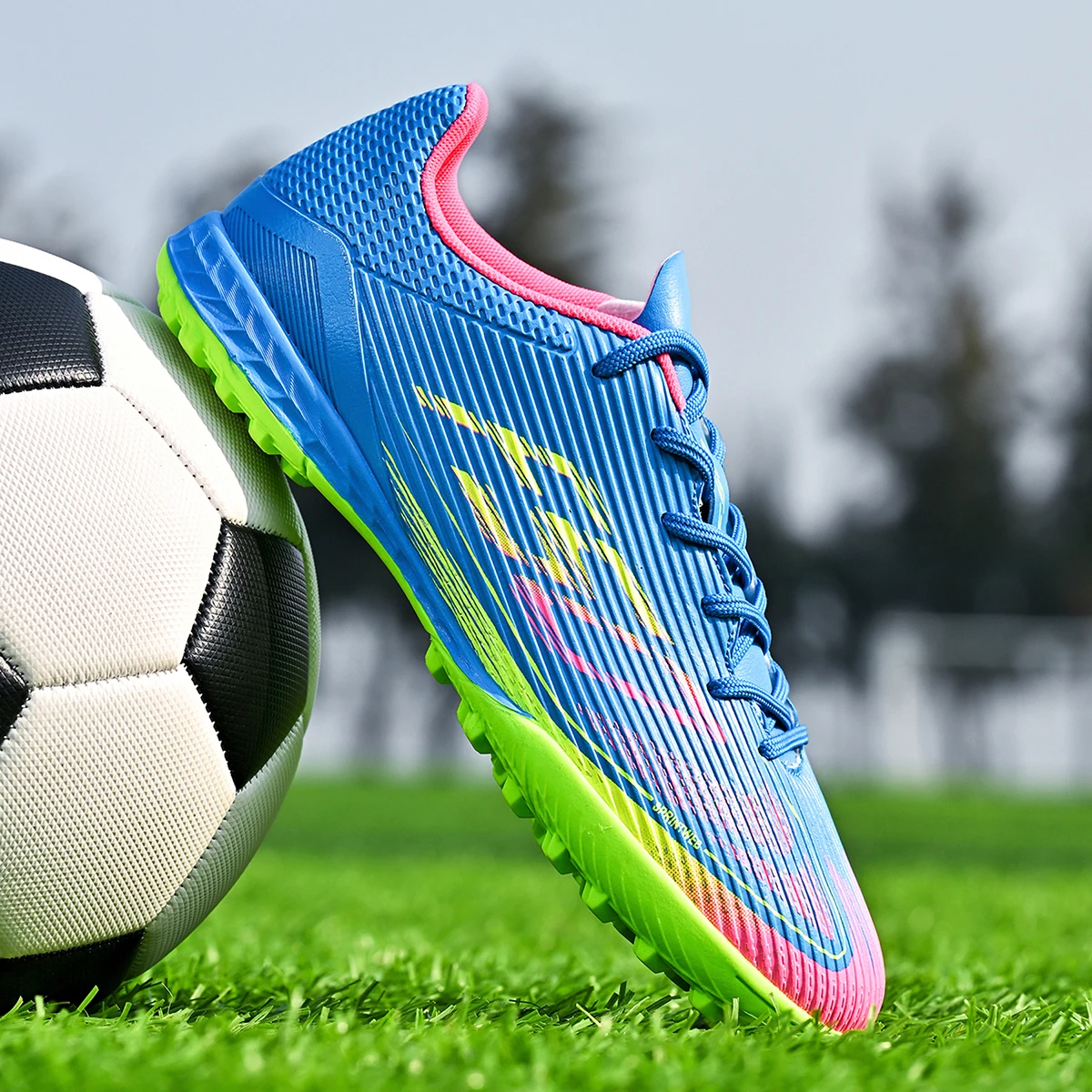 Professional men's soccer shoes TF broken nails provide super grip and anti slip, suitable for all seasons
Professional men's soccer shoes TF broken nails provide super grip and anti slip, suitable for all seasons