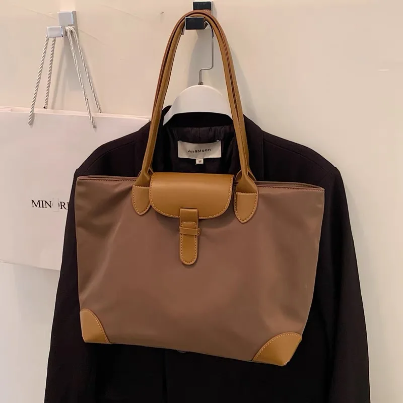 Женская пригородная сумка большой вместимости, легкая нейлоновая сумка-тоут, универсальные сумки для пельменей, сумка на одно плечо, модная брендовая сумка
Женская пригородная сумка большой вместимости, легкая нейлоновая сумка-тоут, универсальные сумки для пельменей, сумка на одно плечо, модная брендовая сумка