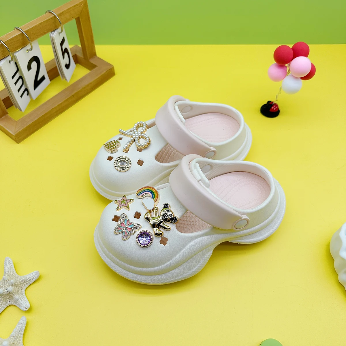 New Cartoon Bowknot Rainbow Bear Clogs for Boys and Girls, Parent-Child Outdoor Fashion Slippers, Non-Slip Height-Increasing Closed-Toe Shoes 850
New Cartoon Bowknot Rainbow Bear Clogs for Boys and Girls, Parent-Child Outdoor Fashion Slippers, Non-Slip Height-Increasing Closed-Toe Shoes 850
