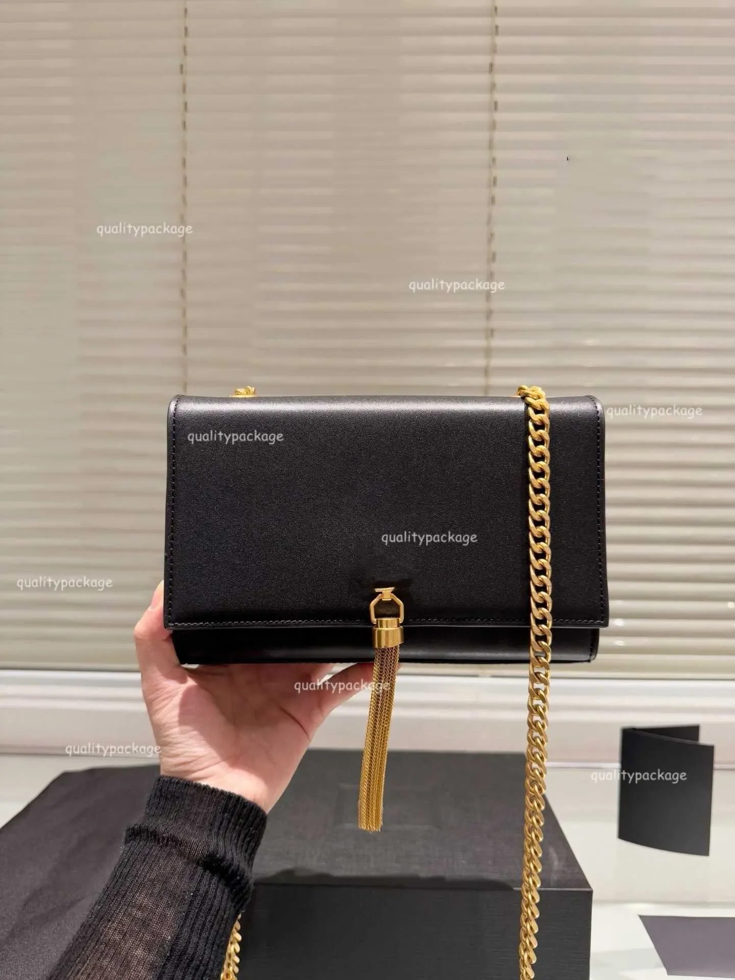 Totes Designer shoulder bag fashionable caviar patterned leather handbag womens tassel crossbody bag retro classic two-color chain bag wallet
Totes Designer shoulder bag fashionable caviar patterned leather handbag womens tassel crossbody bag retro classic two-color chain bag wallet