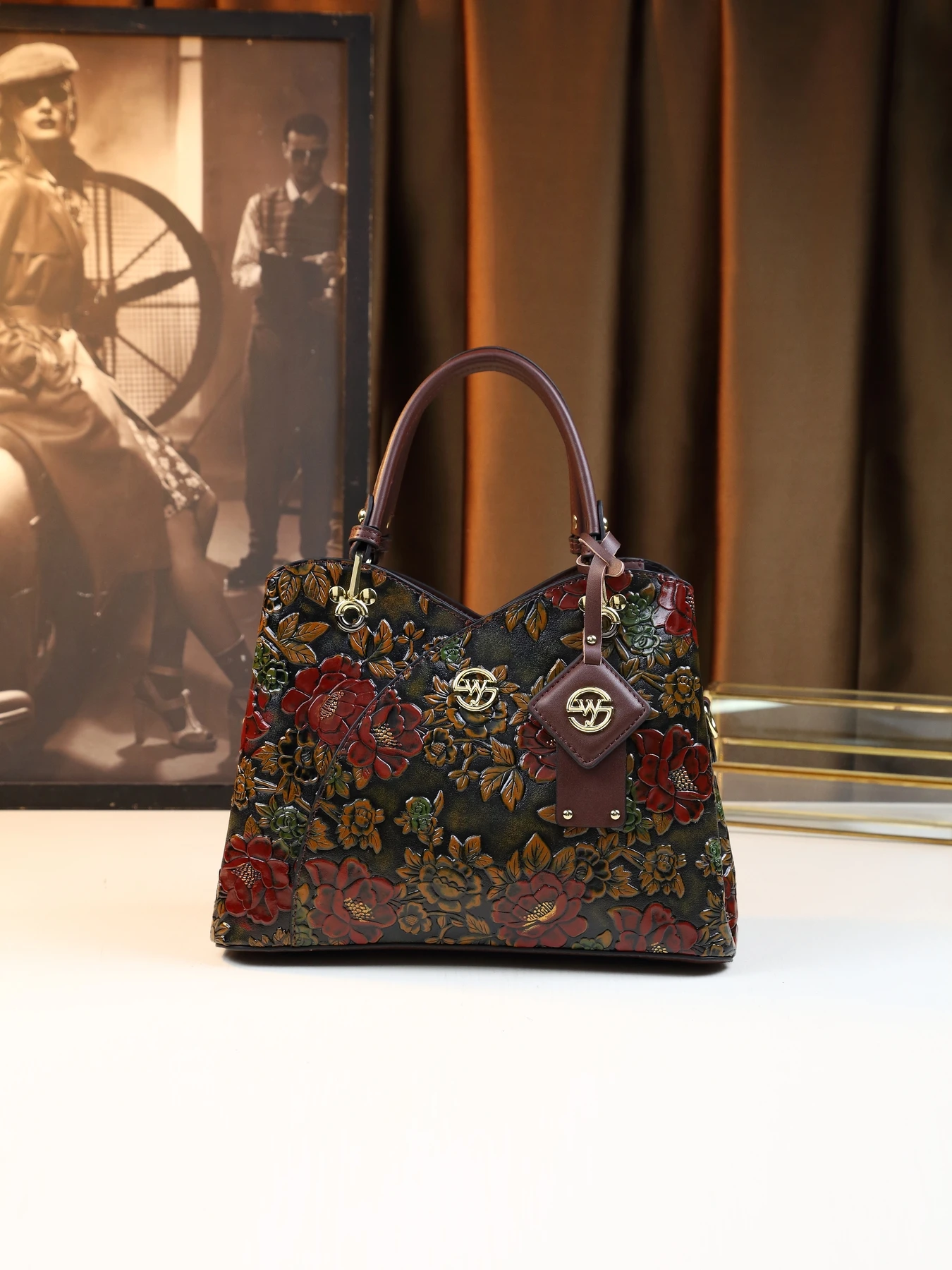Retro high-end large-capacity portable bucket bag, embossed women's bag, love design commuter bag
Retro high-end large-capacity portable bucket bag, embossed women's bag, love design commuter bag