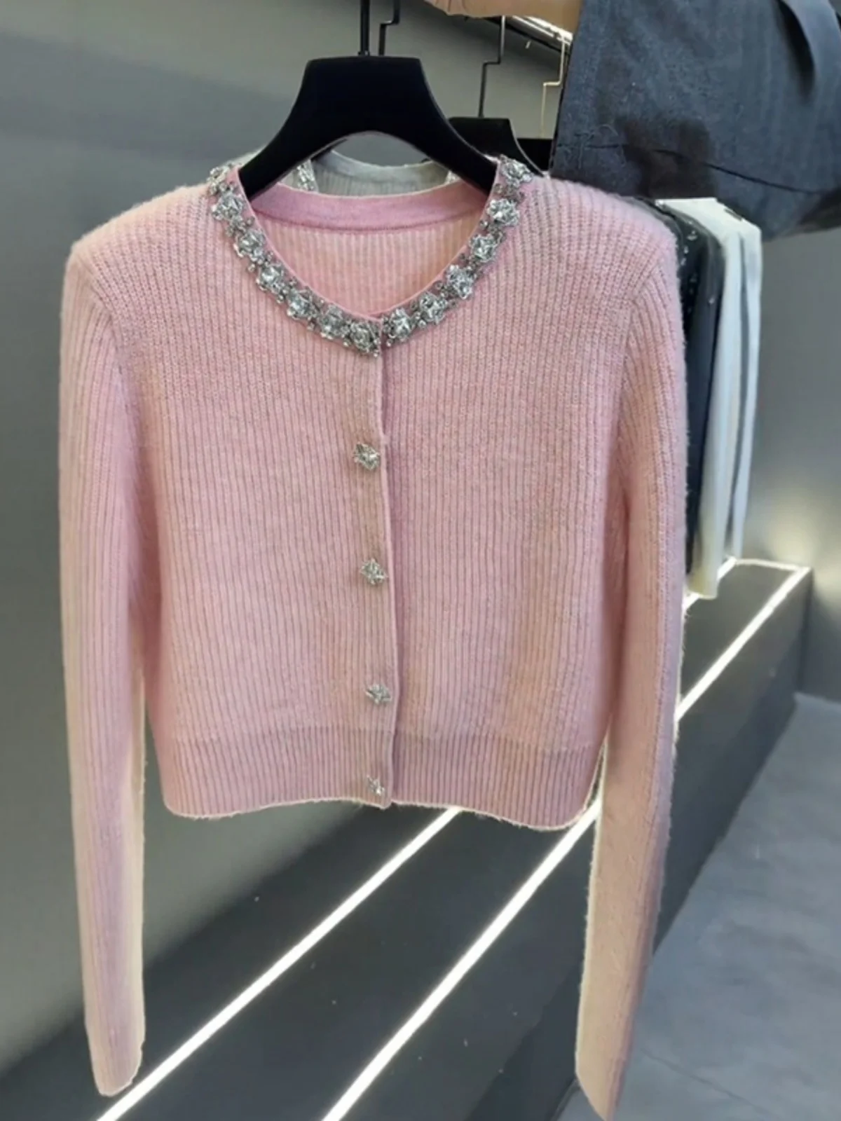 Весенний вязаный свитер женский, приталенный, с круглым вырезом, длинными рукавами, с объемной вышивкой, модный, во французском стиле, открытый кардиган
Весенний вязаный свитер женский, приталенный, с круглым вырезом, длинными рукавами, с объемной вышивкой, модный, во французском стиле, открытый кардиган