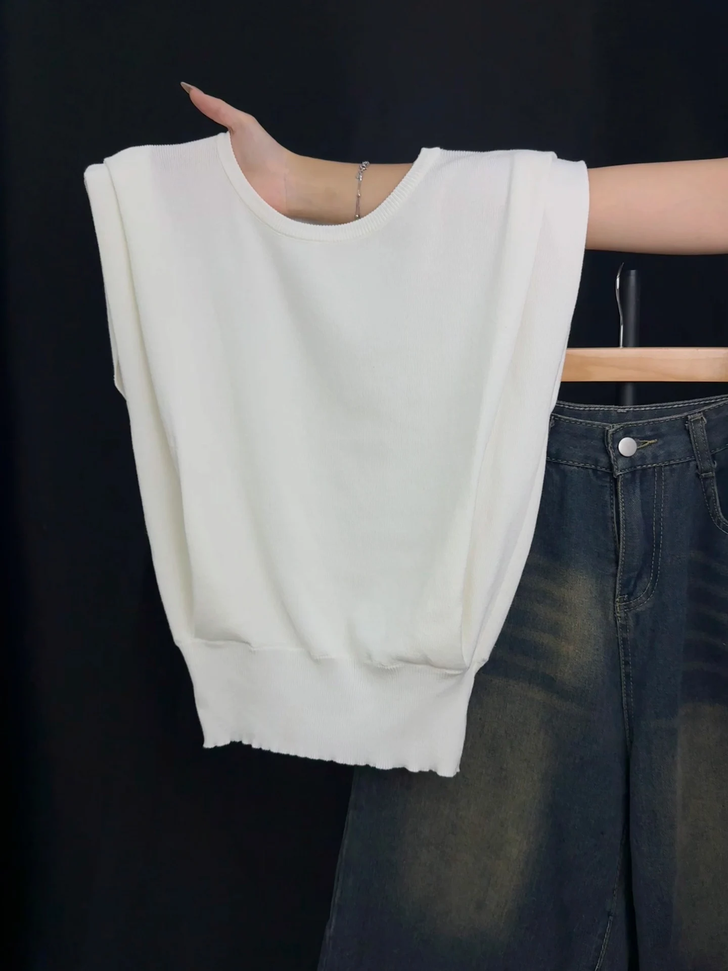 White Ice Silk Thin Knitted Top Women's Summer Slimming Small Flying Sleeve Knitted Upper Body Soft Korean Style Casual Wear
White Ice Silk Thin Knitted Top Women's Summer Slimming Small Flying Sleeve Knitted Upper Body Soft Korean Style Casual Wear