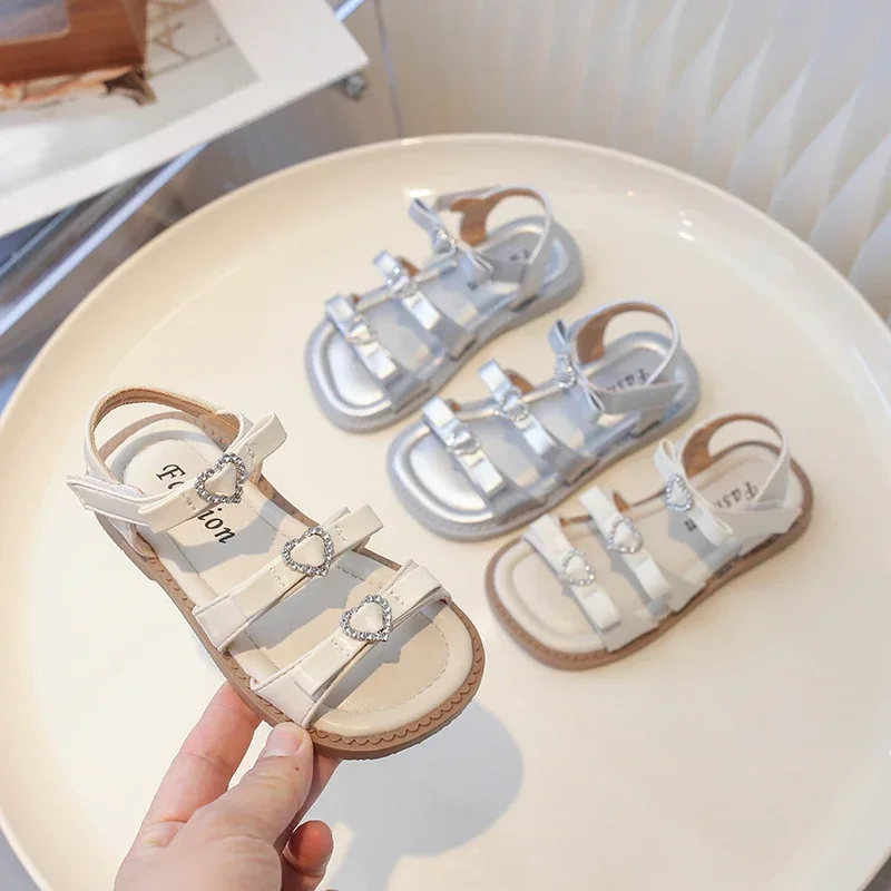 Girls Beach Shoes with Sweet Bows Love Heart 2025 Summer Kids Sandals Non-slip New Girls Princess Shoes Elegant Korean Style
Girls Beach Shoes with Sweet Bows Love Heart 2025 Summer Kids Sandals Non-slip New Girls Princess Shoes Elegant Korean Style