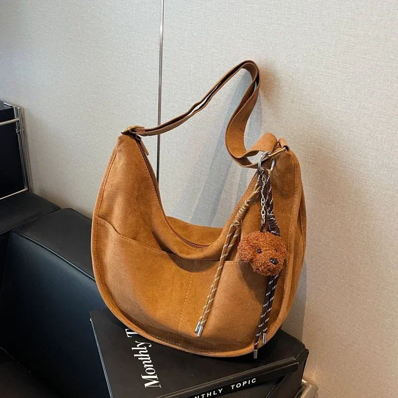 Crossbody Bag Retro Frosted Large Capacity Women's 2024 Autumn and Winter New Fashionable Commuting Shoulder Bag 숄더백
Crossbody Bag Retro Frosted Large Capacity Women's 2024 Autumn and Winter New Fashionable Commuting Shoulder Bag 숄더백