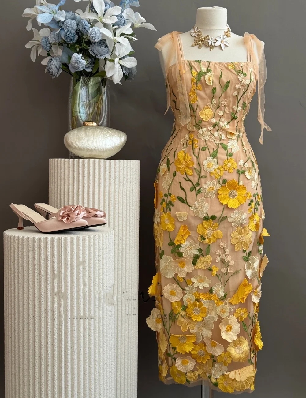 Customized Elegant Lace Pleat Flower Straight Spaghetti Strap Midi Dresses Bespoke Occasion Party Chinese Style
Customized Elegant Lace Pleat Flower Straight Spaghetti Strap Midi Dresses Bespoke Occasion Party Chinese Style