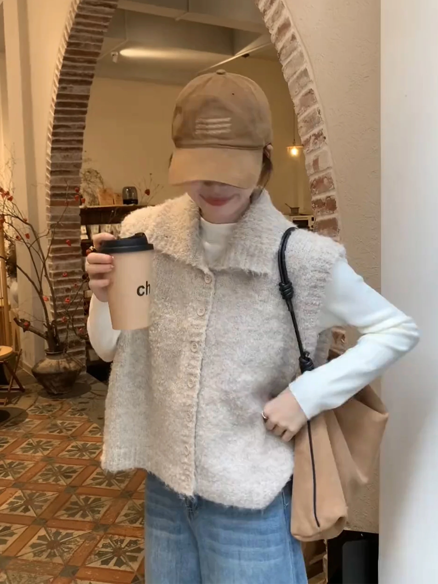 Корейский дизайн, вязаный кардиган-жилет с высоким воротником, женская осенне-зимняя верхняя одежда для многослойного образа, укороченный топ Morning Bell Evening Song
Корейский дизайн, вязаный кардиган-жилет с высоким воротником, женская осенне-зимняя верхняя одежда для многослойного образа, укороченный топ Morning Bell Evening Song