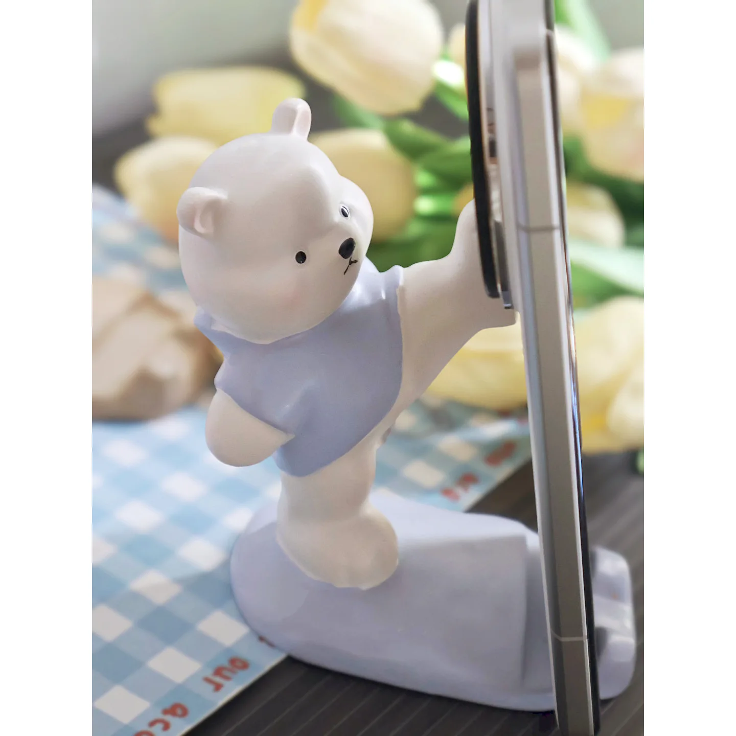 Cute Bear Modern Resin Sculpture Statue Suitable for All Mobile Phone Holders Home Living Room Desktop Crafts Ornaments 
Cute Bear Modern Resin Sculpture Statue Suitable for All Mobile Phone Holders Home Living Room Desktop Crafts Ornaments