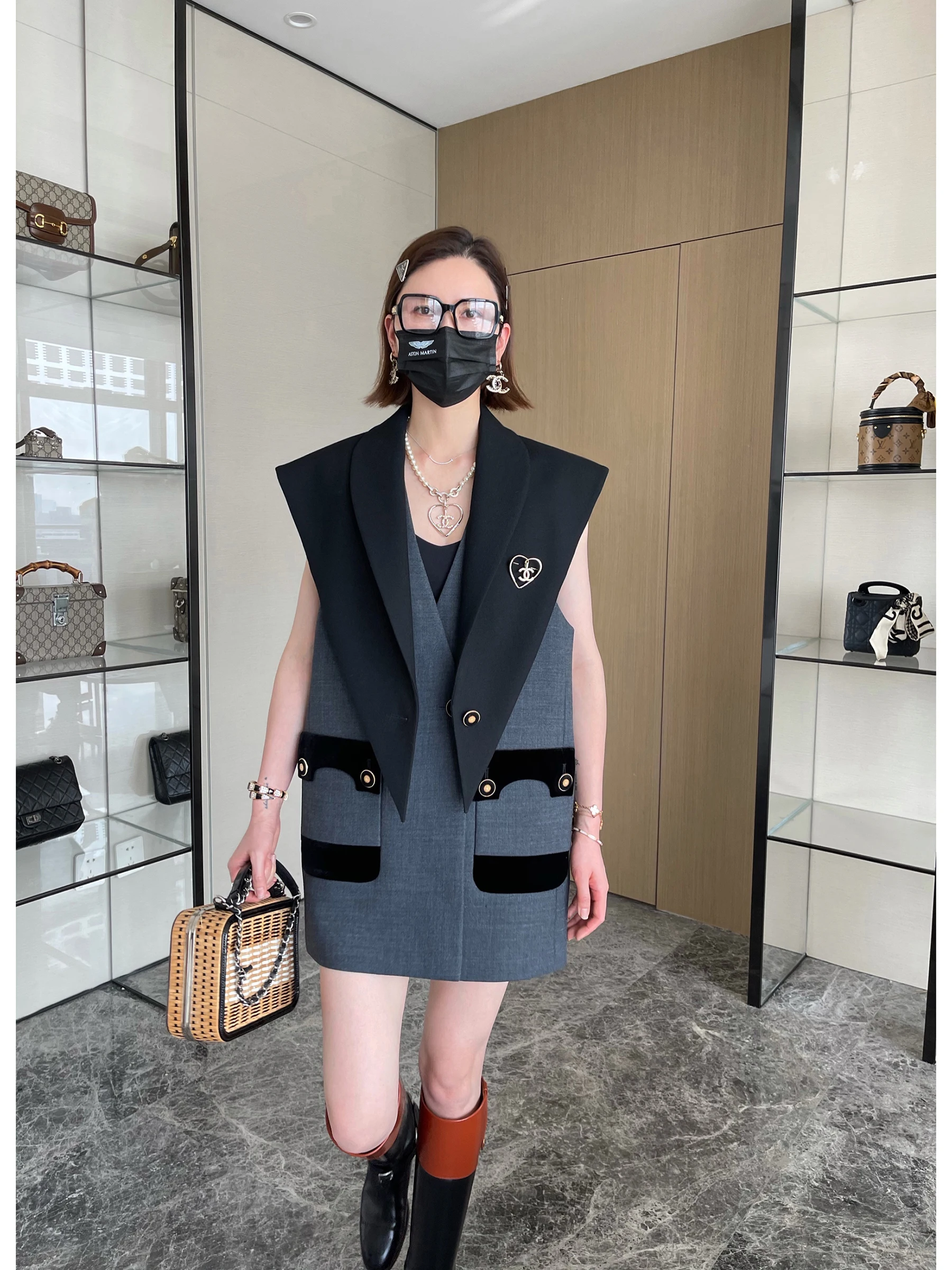 Комплект женской одежды Nancy Cavally: шерстяной свитер и модный многослойный образ для блогеров, коллекция Осень 2024
Комплект женской одежды Nancy Cavally: шерстяной свитер и модный многослойный образ для блогеров, коллекция Осень 2024