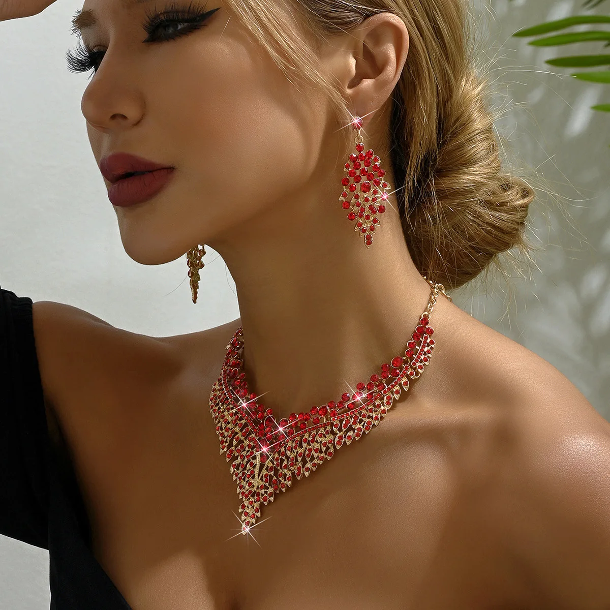 European cross-border explosion necklace earrings set exaggerated retro feeling exquisite design banquet dress senior women
European cross-border explosion necklace earrings set exaggerated retro feeling exquisite design banquet dress senior women